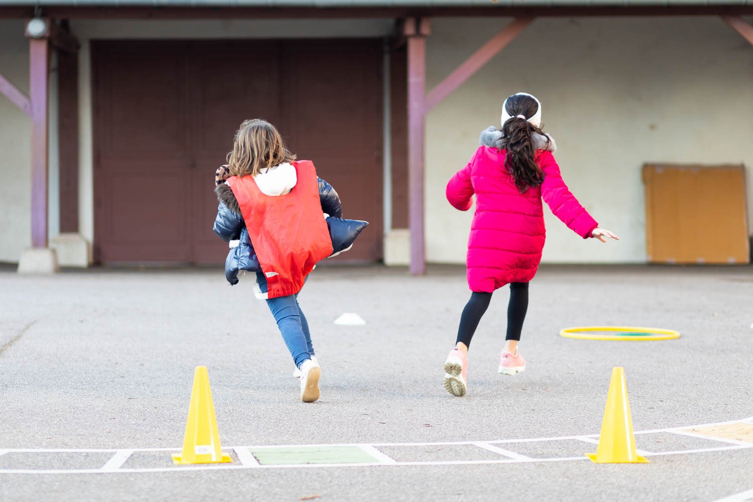 Image de 2 petites filles qui courent